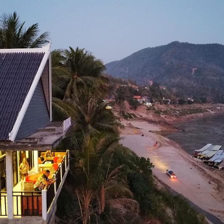 Inn Riverside Hostel Pb Muang Pakbèng エクステリア 写真