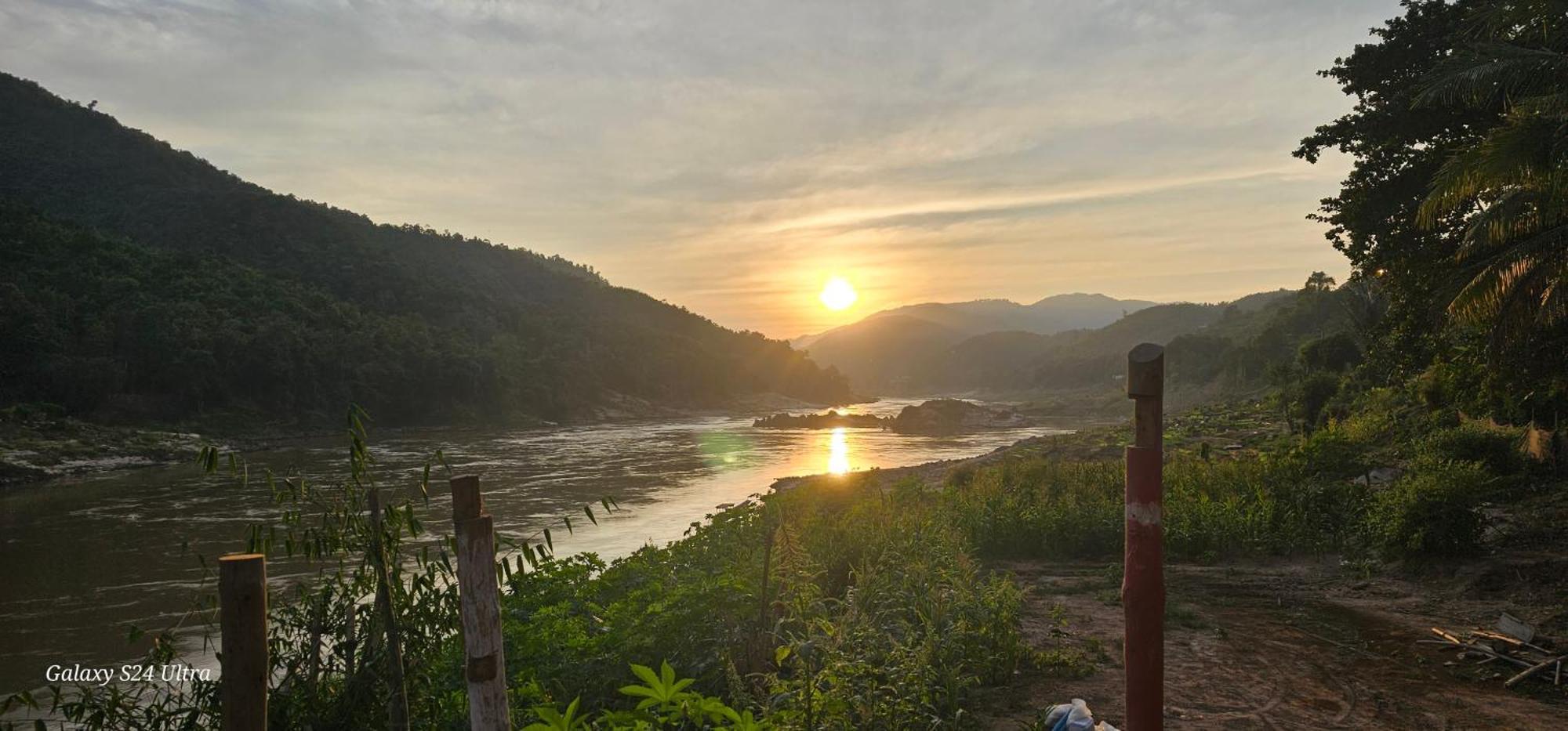Inn Riverside Hostel Pb Muang Pakbèng エクステリア 写真
