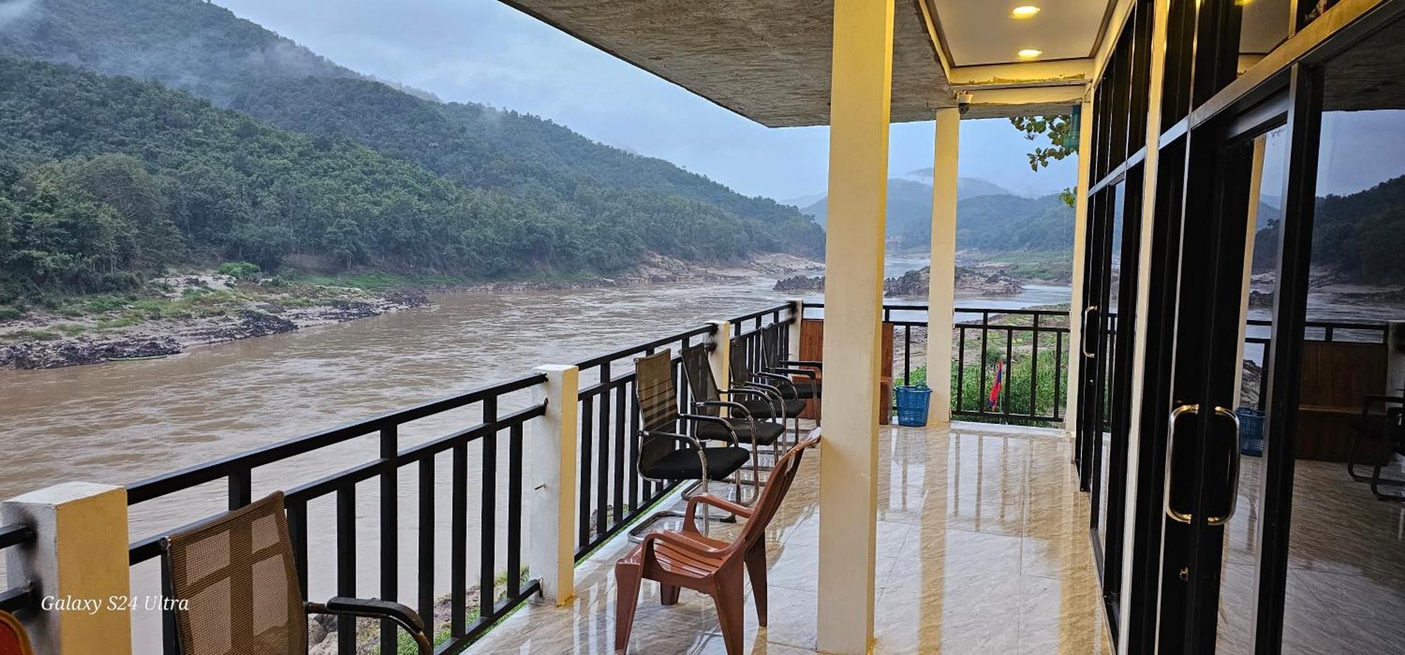 Inn Riverside Hostel Pb Muang Pakbèng エクステリア 写真
