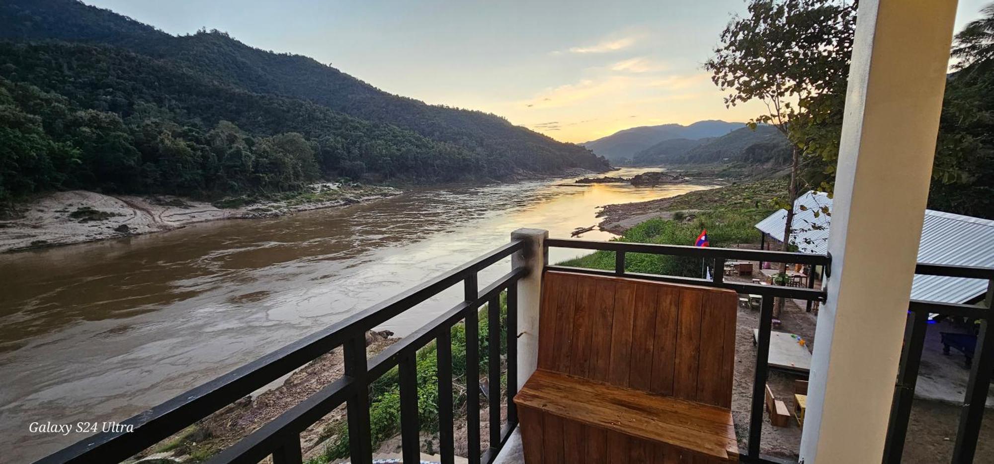 Inn Riverside Hostel Pb Muang Pakbèng エクステリア 写真