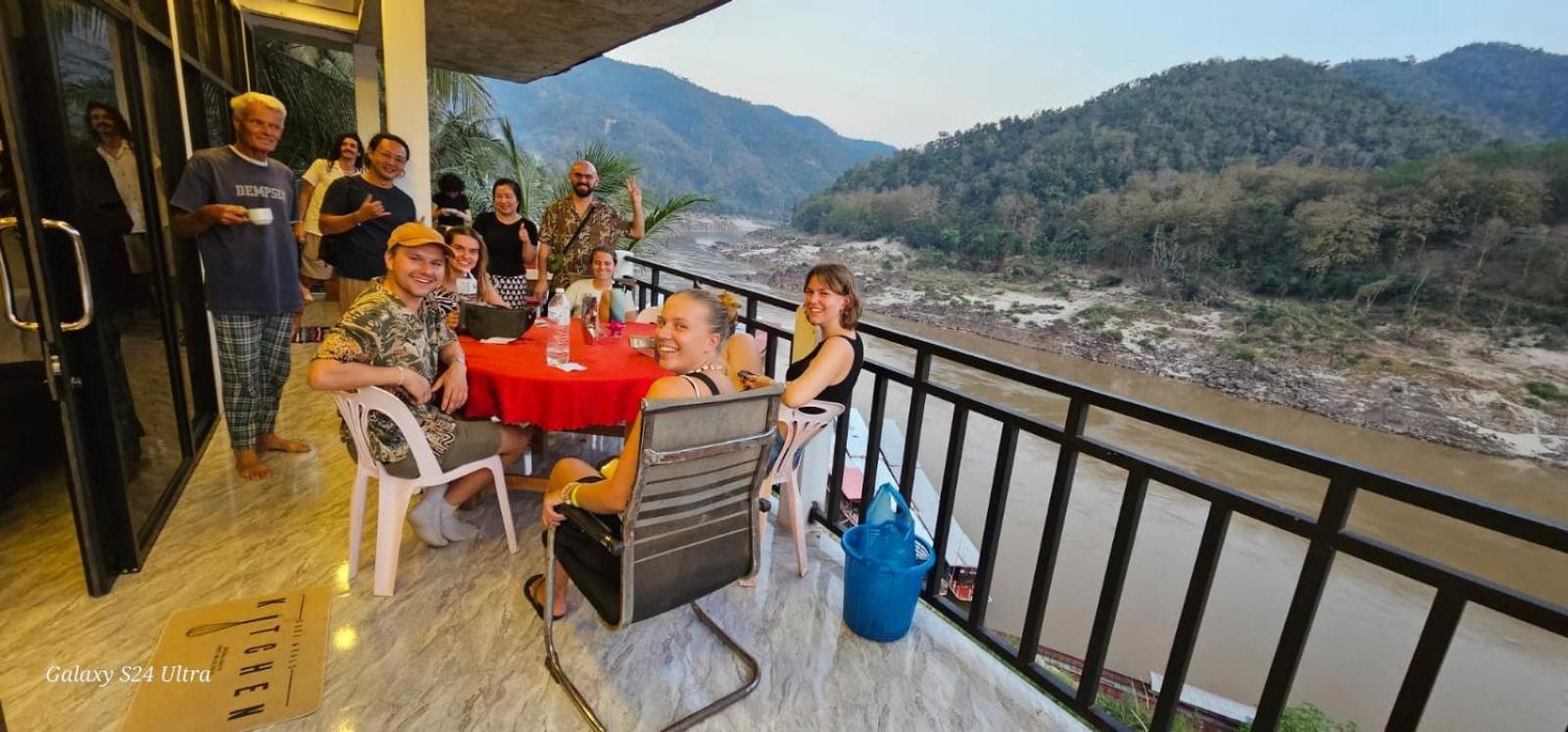 Inn Riverside Hostel Pb Muang Pakbèng エクステリア 写真