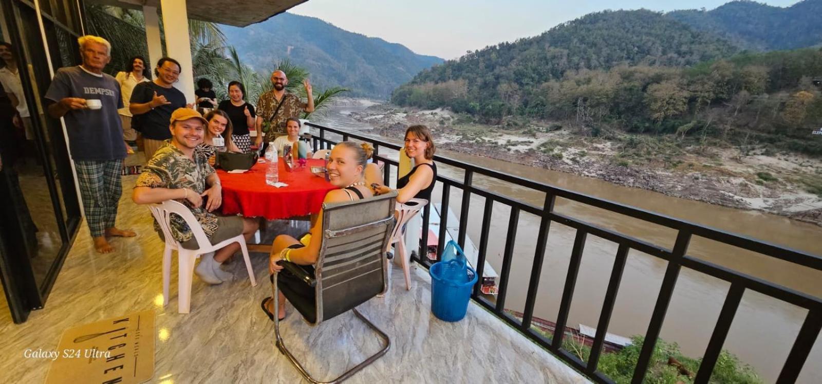 Inn Riverside Hostel Pb Muang Pakbèng エクステリア 写真