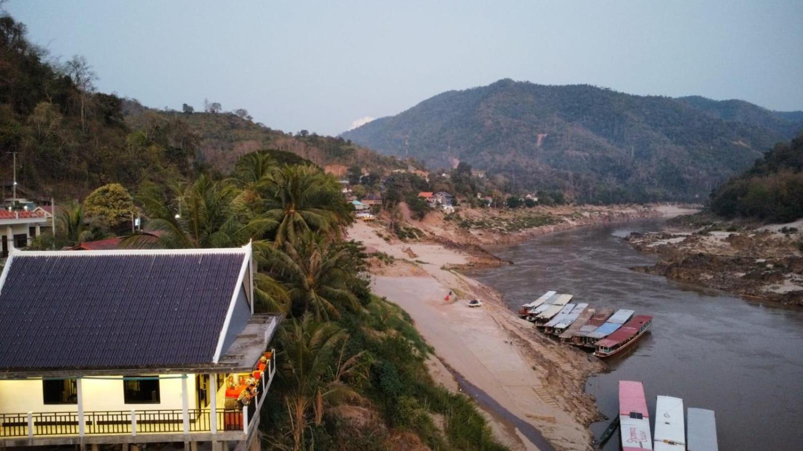 Inn Riverside Hostel Pb Muang Pakbèng エクステリア 写真